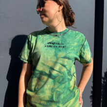 Alextravagant_T-Shirt-unauffaellig-kann-ich-nicht_limette-dunkelgruen-(M)_5 Upcycling T-Shirt aus Second Hand Merchandise mit Motiv "Unauffällig kann ich nicht" von Grafikerin Charleen Dröse (Rocketpennie)
