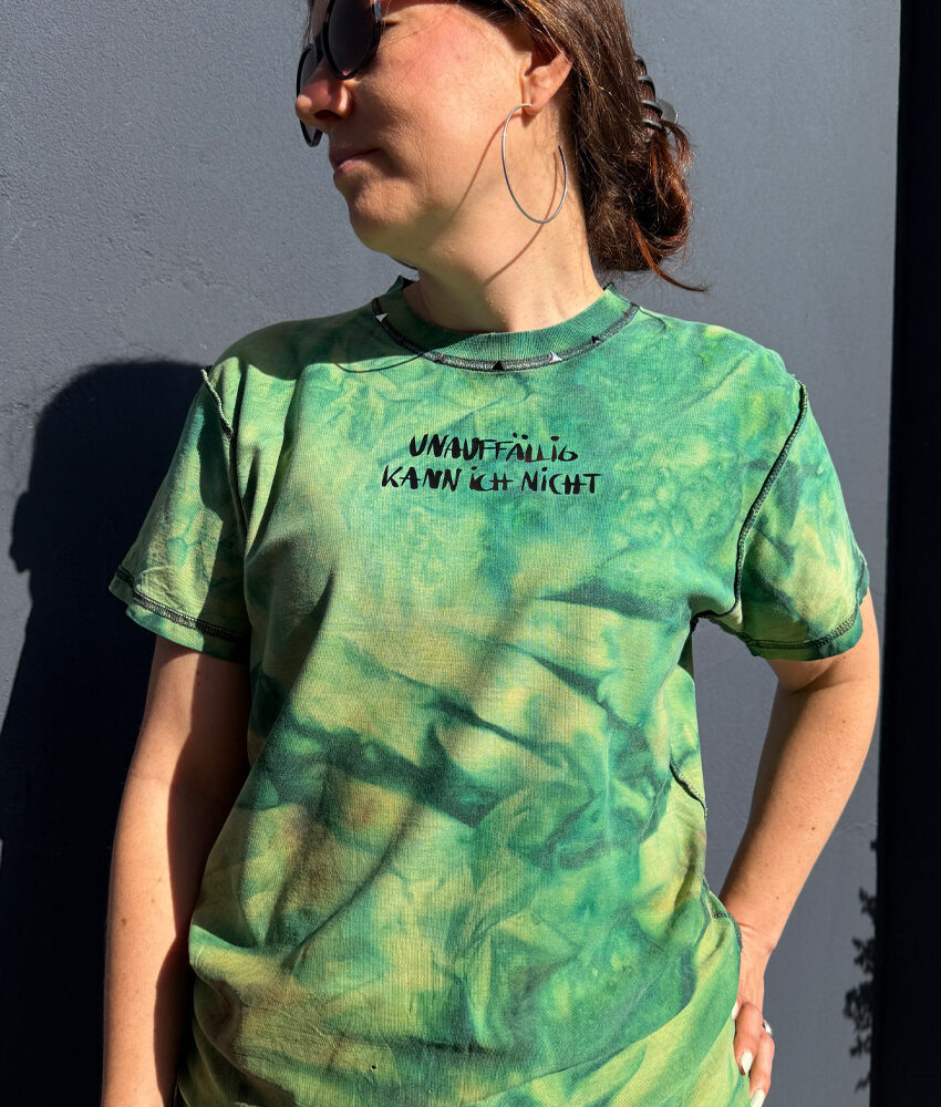 Upcycling T-Shirt aus Second Hand Merchandise mit Motiv "Unauffällig kann ich nicht" von Grafikerin Charleen Dröse (Rocketpennie)