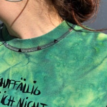 Alextravagant_T-Shirt-unauffaellig-kann-ich-nicht_limette-dunkelgruen-(M)_7 Upcycling T-Shirt aus Second Hand Merchandise mit Motiv "Unauffällig kann ich nicht" von Grafikerin Charleen Dröse (Rocketpennie)