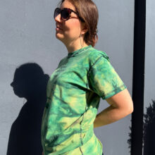 Alextravagant_T-Shirt-unauffaellig-kann-ich-nicht_limette-dunkelgruen-(M)_8 Upcycling T-Shirt aus Second Hand Merchandise mit Motiv "Unauffällig kann ich nicht" von Grafikerin Charleen Dröse (Rocketpennie)