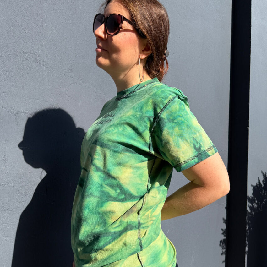 Alextravagant_T-Shirt-unauffaellig-kann-ich-nicht_limette-dunkelgruen-(M)_8 Upcycling T-Shirt aus Second Hand Merchandise mit Motiv "Unauffällig kann ich nicht" von Grafikerin Charleen Dröse (Rocketpennie)