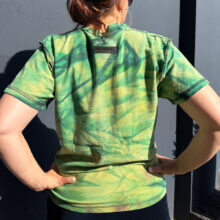 Alextravagant_T-Shirt-unauffaellig-kann-ich-nicht_limette-dunkelgruen-(M)_9 Upcycling T-Shirt aus Second Hand Merchandise mit Motiv "Unauffällig kann ich nicht" von Grafikerin Charleen Dröse (Rocketpennie)