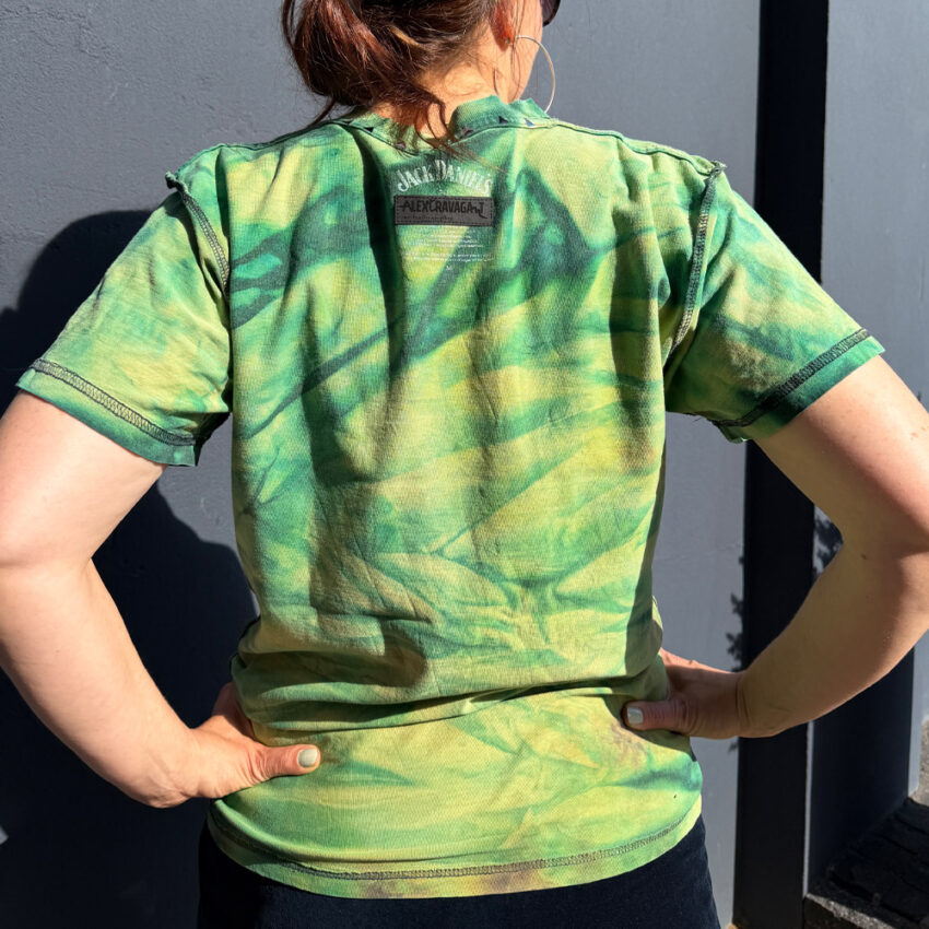 Alextravagant_T-Shirt-unauffaellig-kann-ich-nicht_limette-dunkelgruen-(M)_9 Upcycling T-Shirt aus Second Hand Merchandise mit Motiv "Unauffällig kann ich nicht" von Grafikerin Charleen Dröse (Rocketpennie)